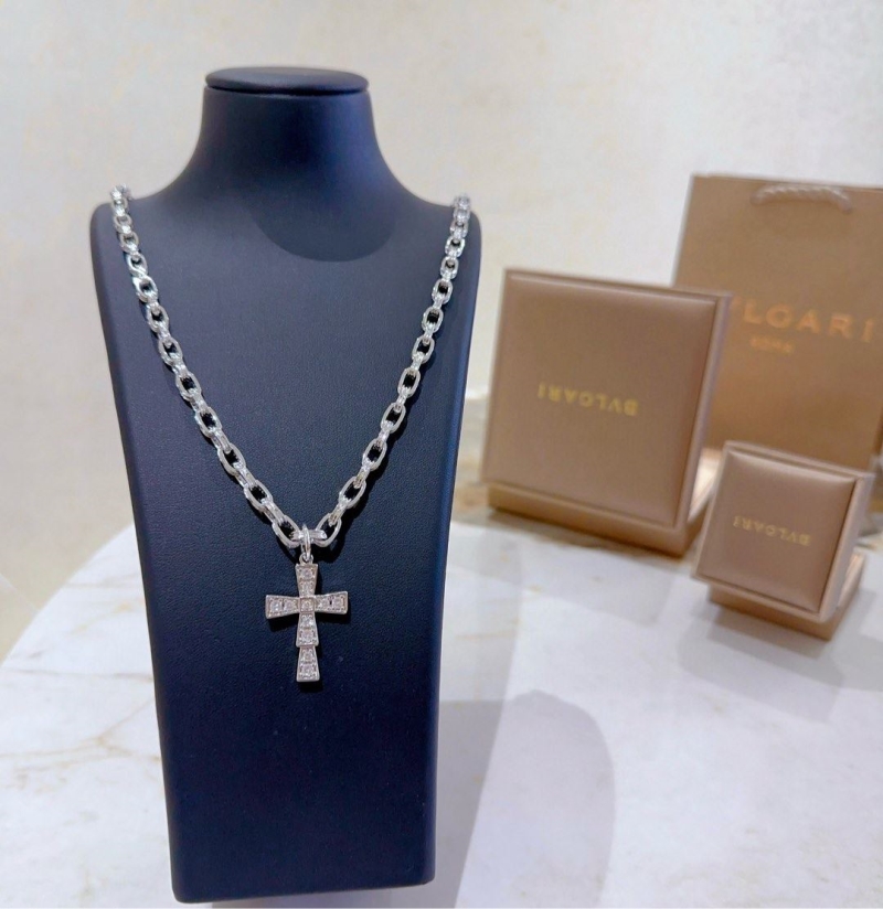 Bv1g*ai necklaces